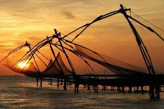 Kochi - Munnar -Thekkady - Alleppey Houseboat